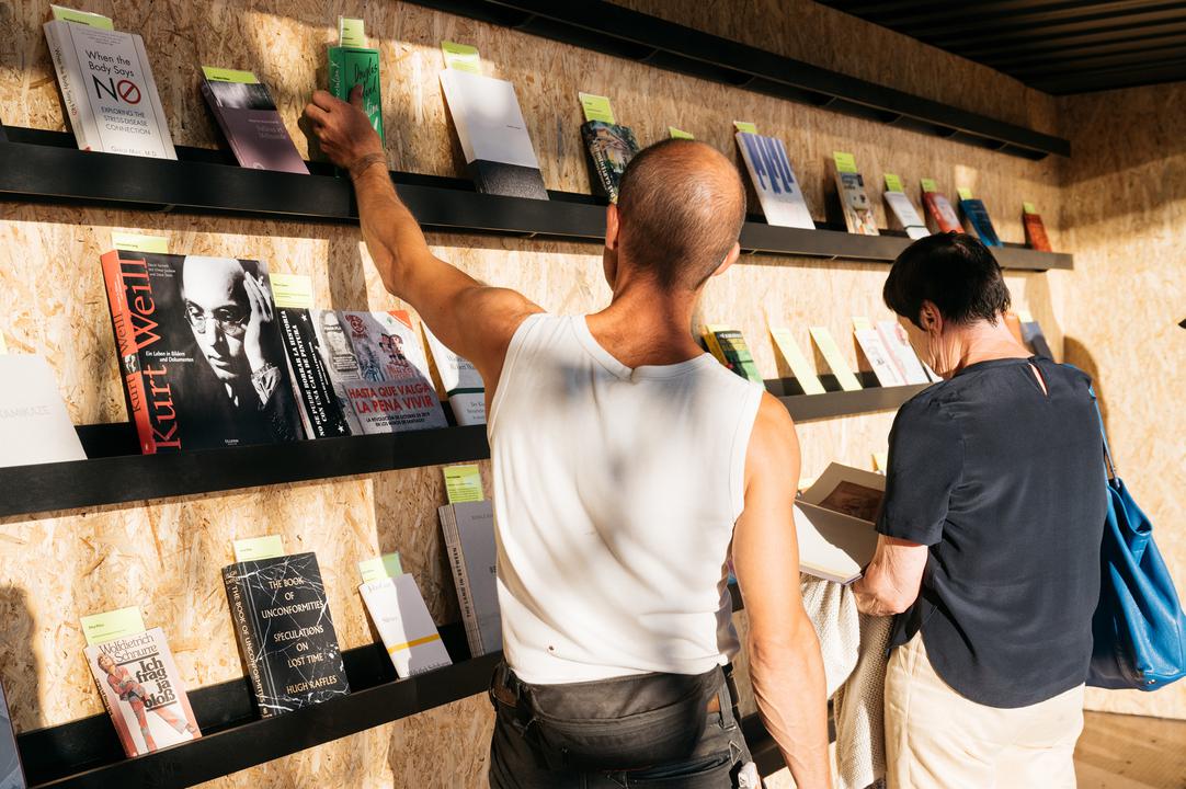 Menschen vor Bücherregal