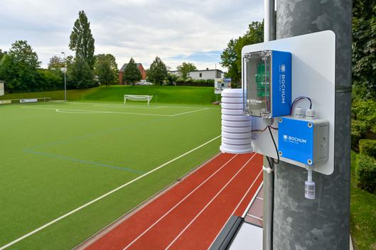 Bild der SenseBox an einem Lichtmast 