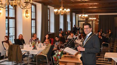 Oberbürgermeister Thomas Eiskirch spricht während der Einbürgerungsfeier im Rathaus in Bochum am 21. September 2023 zu den Gästen.