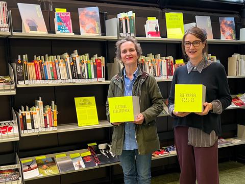 Das Foto zeigt (v.l.): Barbara Frey und Judith Gerstenberg.