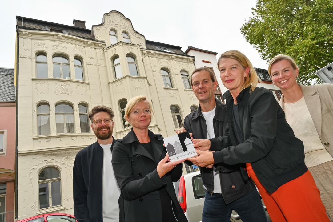 Menschen vor Haus