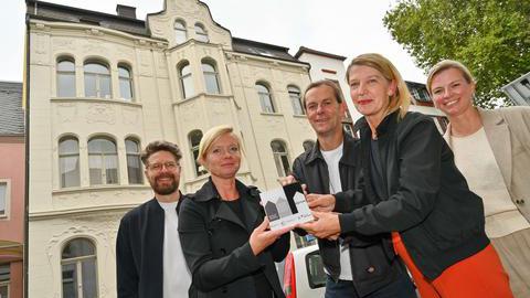 Menschen vor Haus