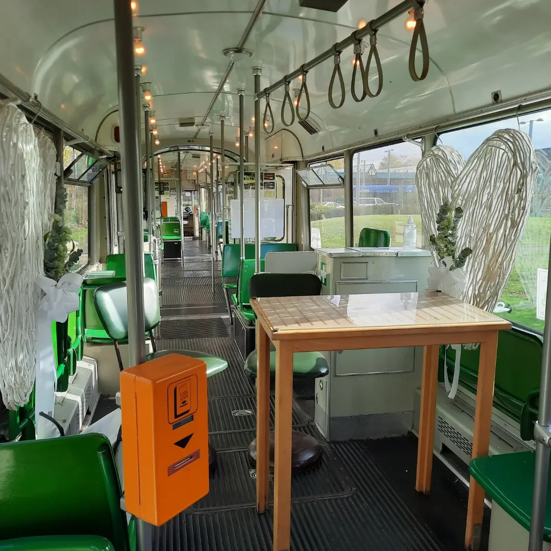 Innenraum der historischen Straßenbahn