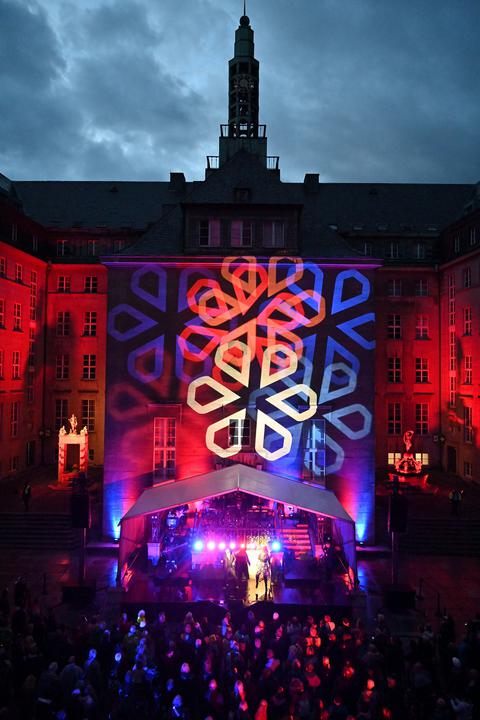 Das Bild zeigt mehrere Lichtprojektionen auf eine Hauswand des Rathauses in Bochum.