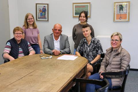Jutta Kohn (Lehrerin der Schule), Laura Krause (Schülerin), Peter Müller (Schulleiter), Carolina Gumina (Schülerin), Alisha Sieberg (Bibliothekarin), Anne Katrin Meyer (stellv. Schulleitung) 