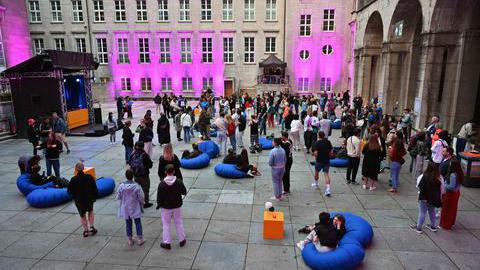 Das Bild zeigt den Innenhof des Bochumer Rathauses mit vielen tanzenden Menschen und einem DJ-Pult.