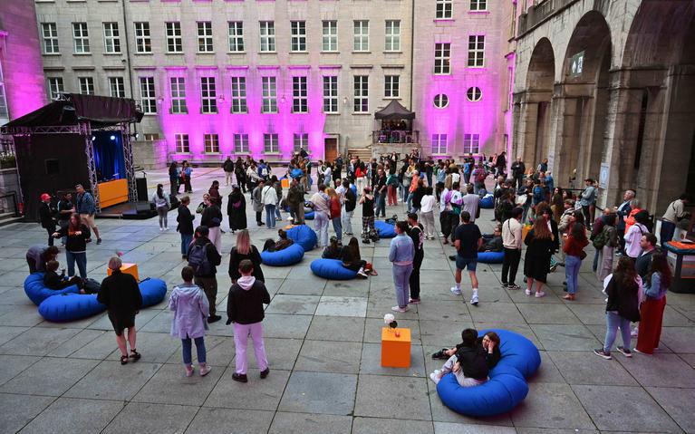 Das Bild zeigt den Innenhof des Bochumer Rathauses mit vielen tanzenden Menschen und einem DJ-Pult.