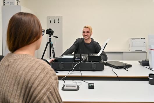 Mitarbeiter der Stadt mit dem Bürgerkoffer des Bürgerbüros