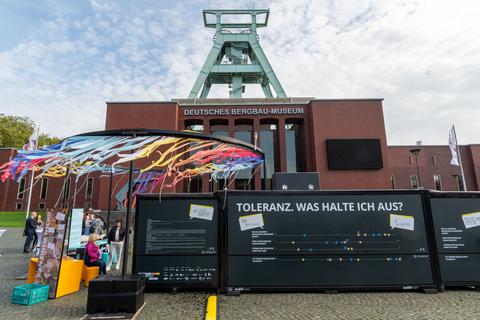Ausstellung "ToleranzRäume" vor dem Deutschen Bergbau-Museum