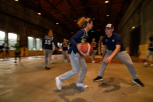 Menschen spielen Basketball