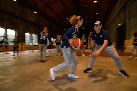 Menschen spielen Basketball