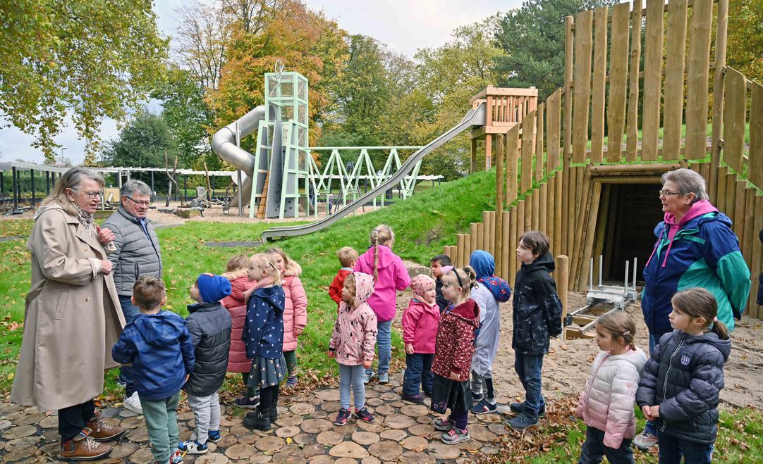 Bürgermeisterin Gabriela Schäfer mit Kindern