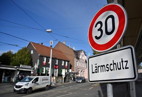 Straßenschild mit dem Tempolimit 30 und Lärmschutz
