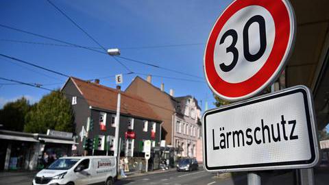 Straßenschild mit dem Tempolimit 30 und Lärmschutz