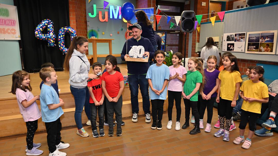 Kinder und zwei Erwachsener auf der Jubiläumsfeier