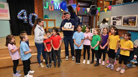 Kinder und zwei Erwachsener auf der Jubiläumsfeier