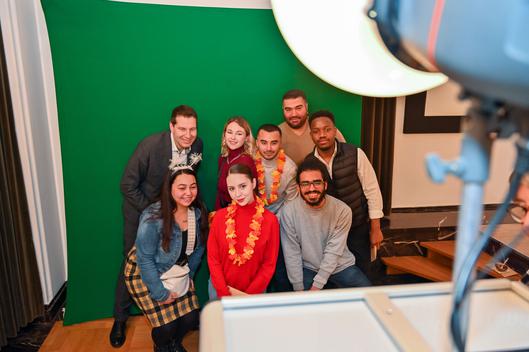 Oberbürgermeister Thomas Eiskirch zusammen mit den internationalen Studierenden