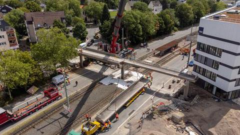 Drohnenaufnahme der gesperrten Wittener Straße aus der Luft. Zwei LKW stehen bereit um die Brückenteile abzutransportieren