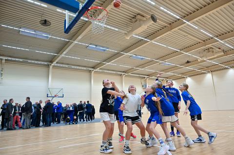 Kinder, die Basketball in einer Halle spielen