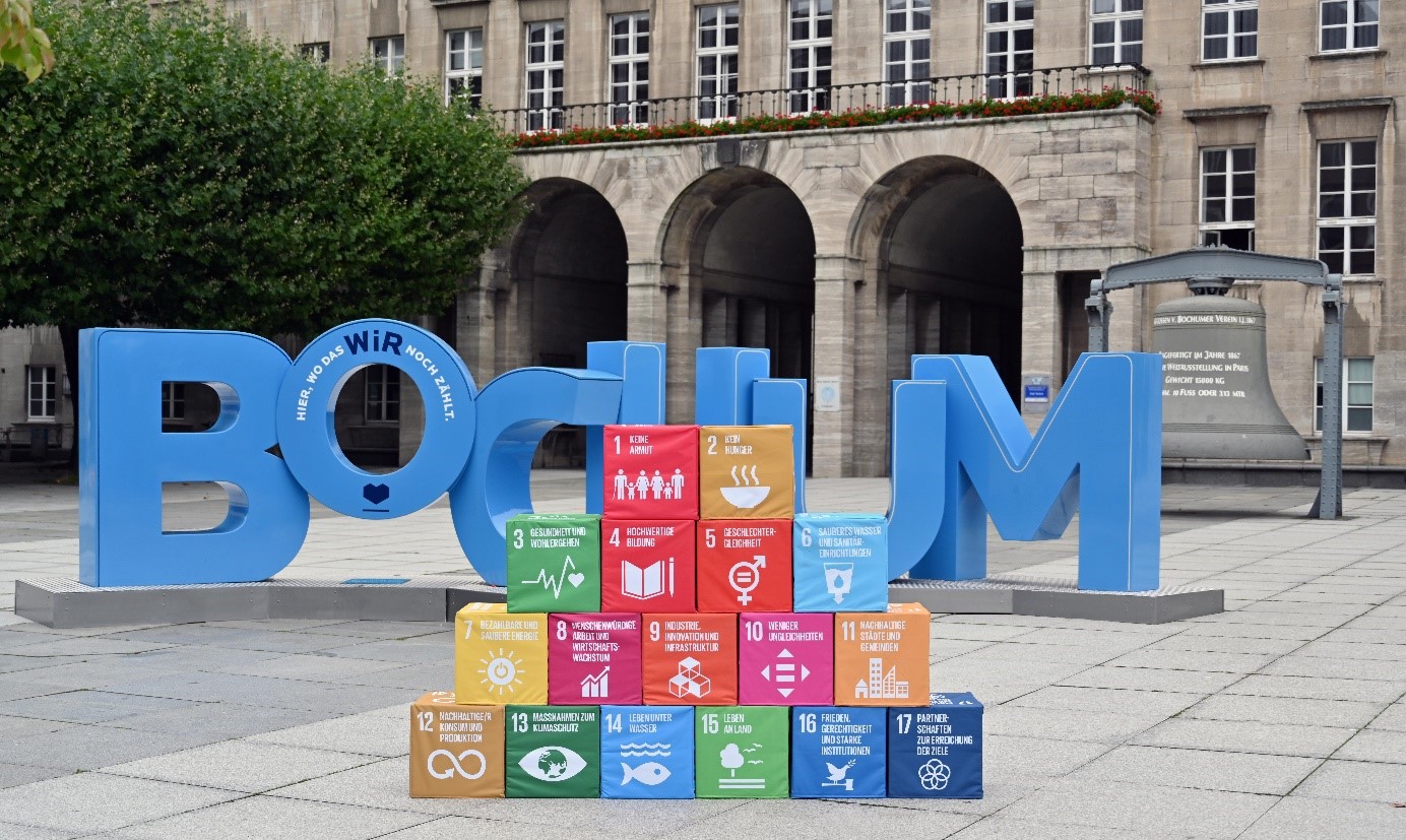 Pappwürfel vor Bochum Schriftzug