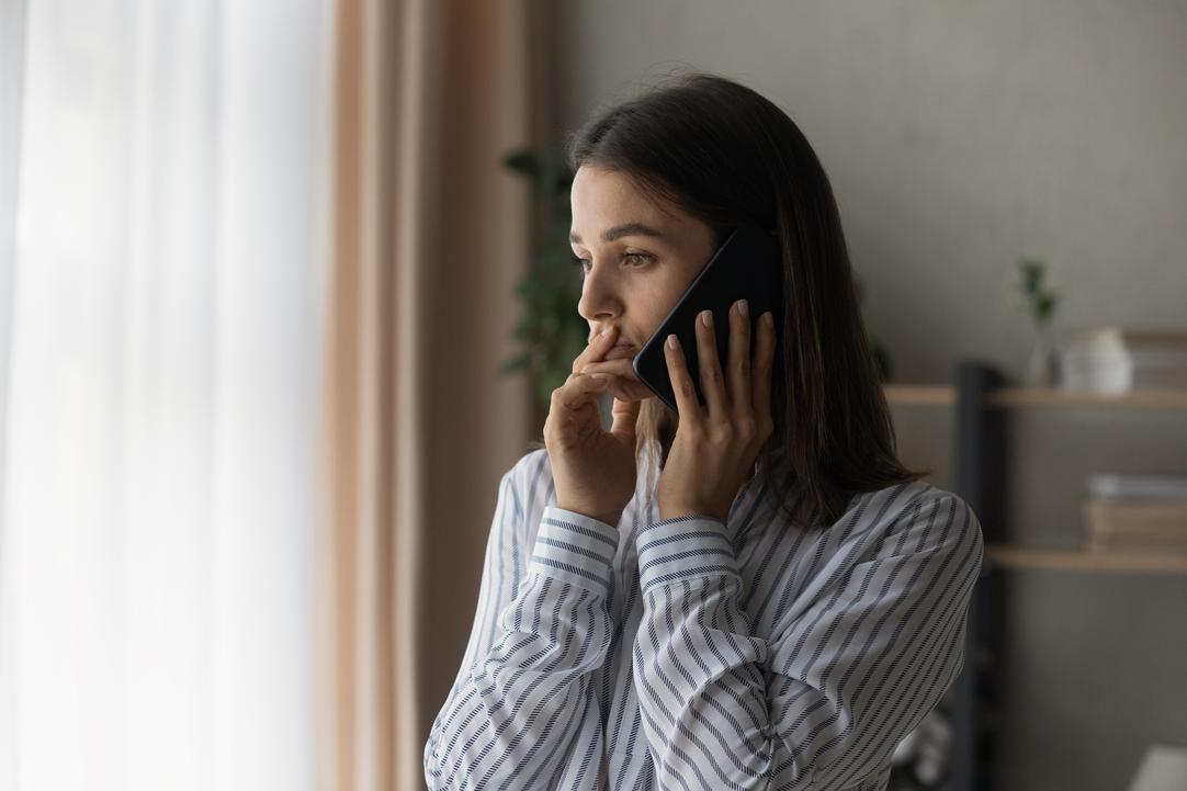 Frau am Telefon