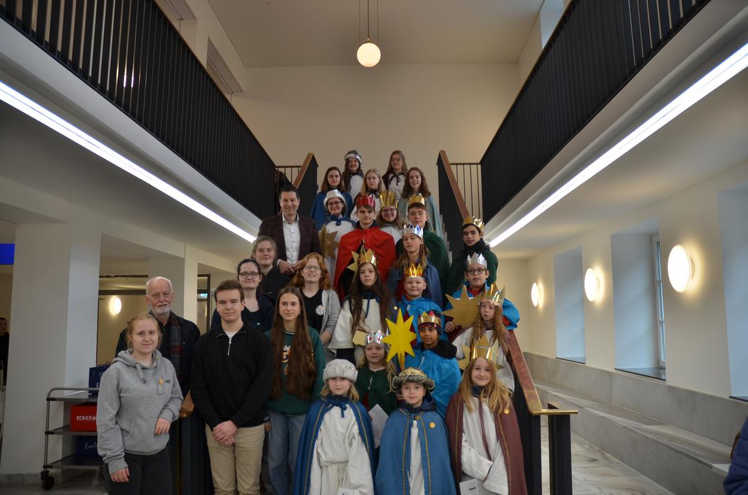Sternsingerinnen und Sternsinger bringen Neujahrssegen