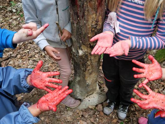 Gefärbte Kinderhände