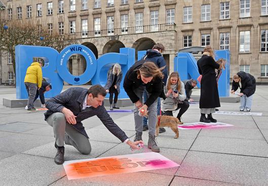 Mit Sprühfarbe wird der Schriftzug Let´s Europe gesprüht