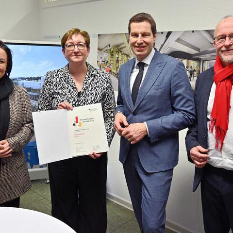 Übergabe des Förderbescheids in Bochum. Von links nach rechts sind zu sehen: Michelle Müntefering, MdB, Klara Geywitz, Bundesbauministerin, Thomas Eiskirch, Oberbürgermeister Stadt Bochum, Axel Schäfer, MdB.