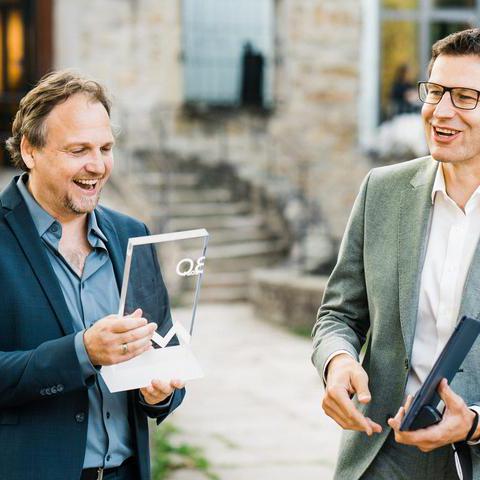 Carsten Köchel, Präsident des Marketing Clubs, überreichte den Preis für Markenbildung an Oberbürgermeister Thomas Eiskirch unter freiem Himmel im Schlosspark Weitmar.