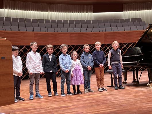 Junge Musikerinnen und Musiker auf der Bühne des Anneliese Brost Musikforums