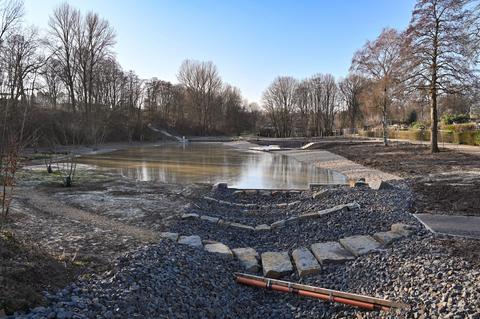 Landschaftssee Havkenscheider Park mit Pflanzen