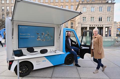 Annette Adameit von der Smart City Unit und Stadtdirektor Sebastian Kopietz mit dem  Mobilen Stadtlabor auf dem Rathausvorplatz