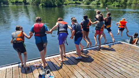Kinder die ins Wasser springen 