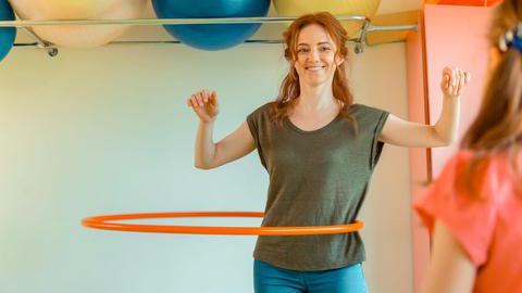 Frau mit Hula Hoop-Reifen