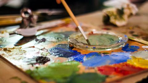Eine Palette mit Farben