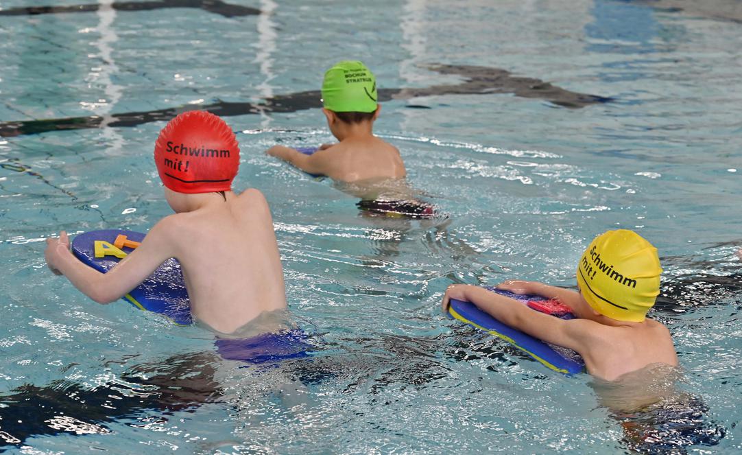 Kinder schwimmen im Wasser