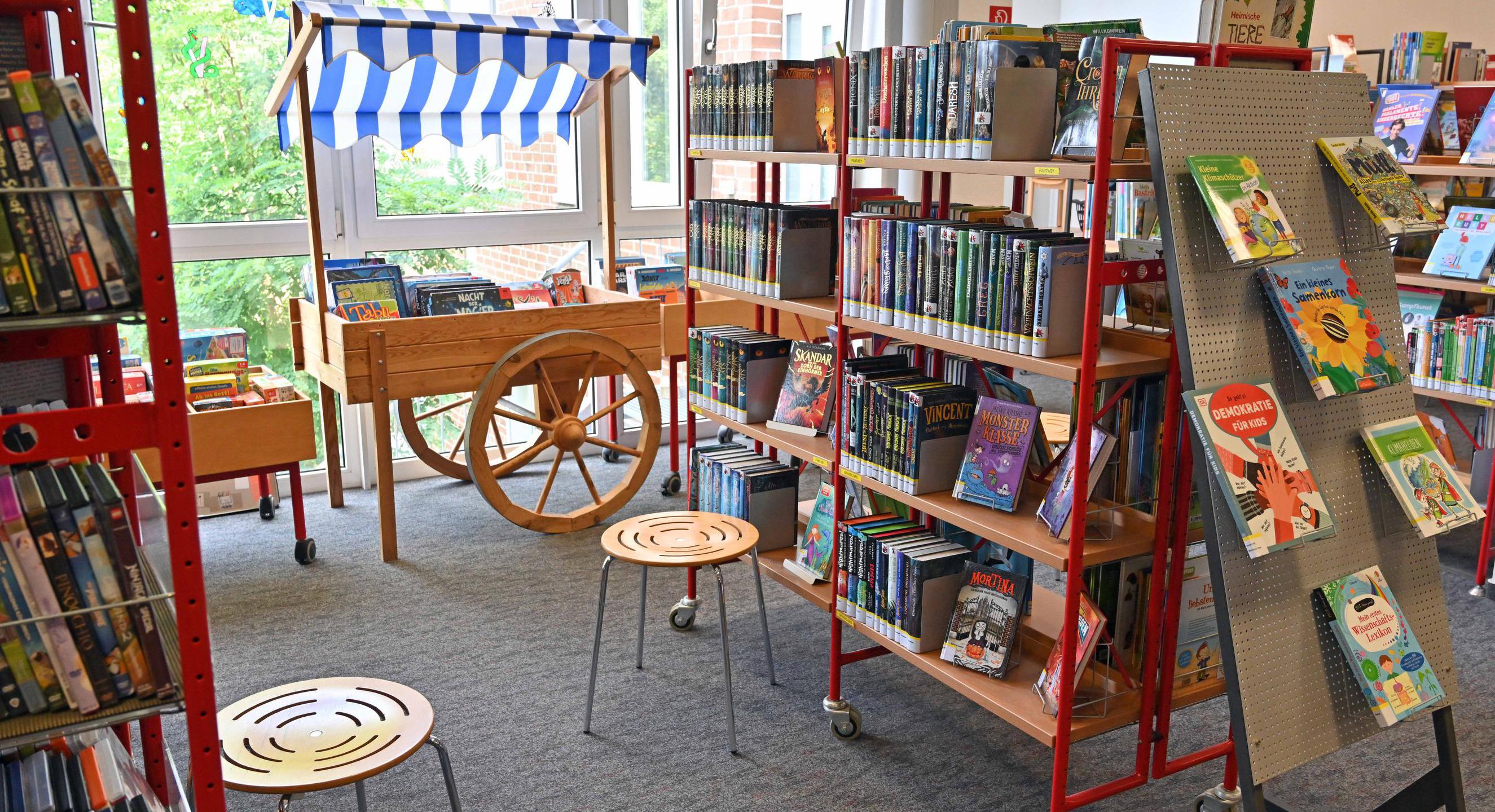 Das Bild zeigt mehrere Bücherregale mit Kinderbüchern.