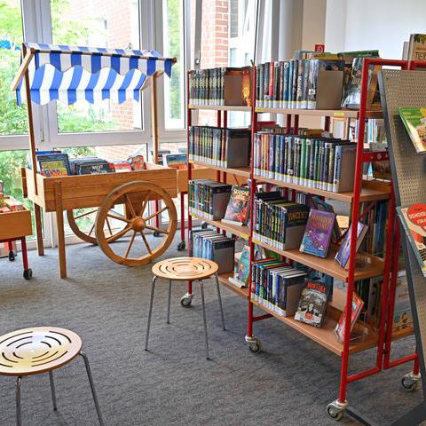 Das Bild zeigt mehrere Bücherregale mit Kinderbüchern.