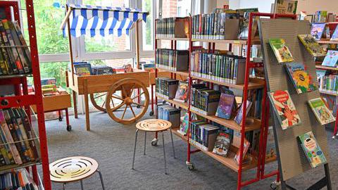 Das Bild zeigt mehrere Bücherregale mit Kinderbüchern.