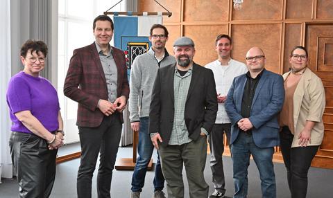 Thomas Eiskirch, Britta Anger und Mitglieder des Jugendamtelternrates