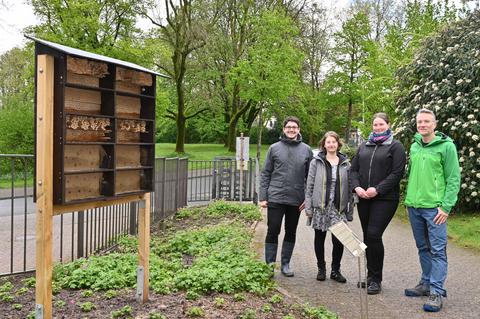 Leon Muhss, Sofia Zeisig, Stefanie Janezic und Prof. Oliver Stengel stehen neben einem Insektenhotel