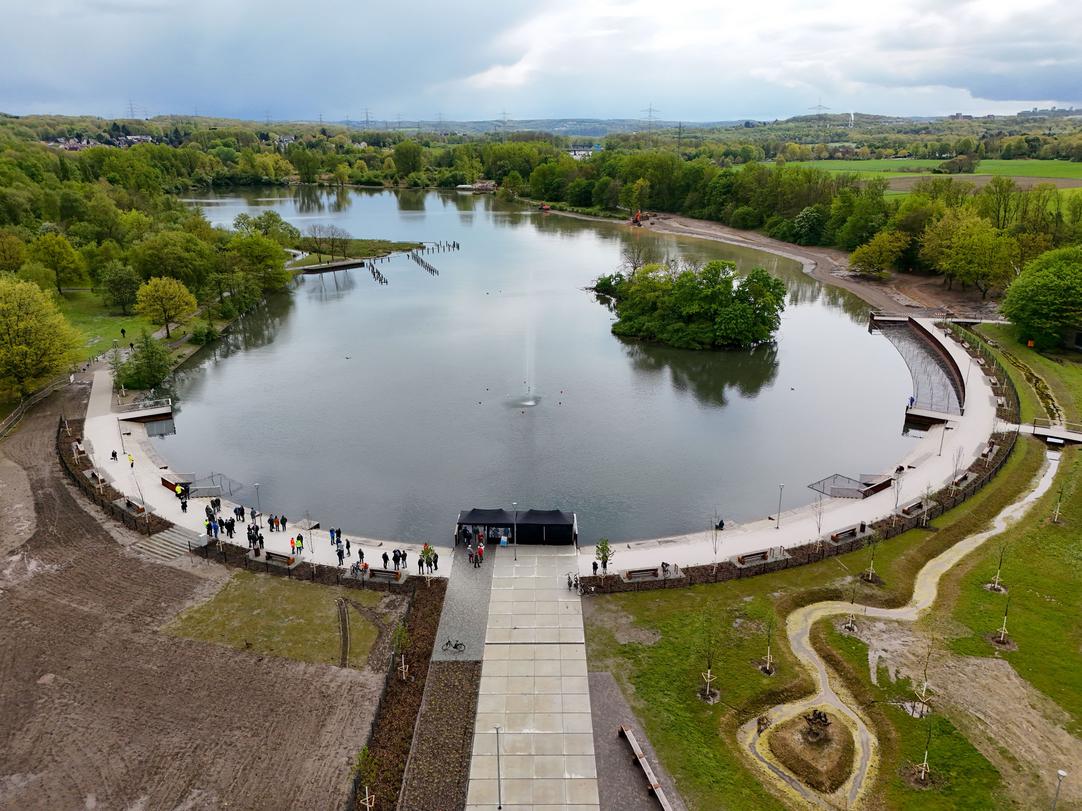 Einschalten der neuen Fontäne nach der Umgestaltung der Promenade am Ümminger See