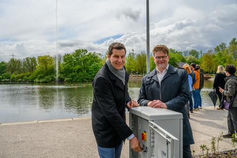 Oberbürgermeister Thomas Eiskirch und Bezirksbürgermeister Dr. Dirk Meyer bei Eröffnung und Einschalten der neuen Fontäne nach Umgestaltung am Ümminger See in Bochum