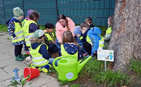 Kinder bepflanzen ein Beet