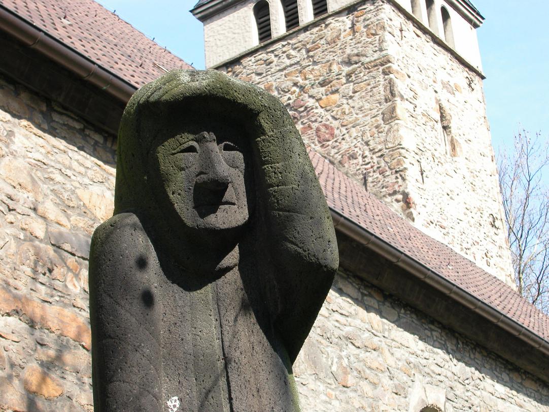 Die Skulptur einer „trauernden Mutter“ von Bildhauer und Grafiker Gerhard Marcks steht vor der Pauluskirche.