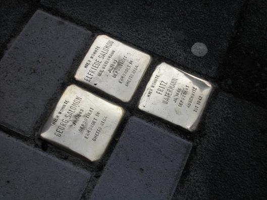 Stolpersteine in der Annastraße 21 für Georg Salomon, Elfriede Salomon, geb. Watermann und Fritz Watermann.