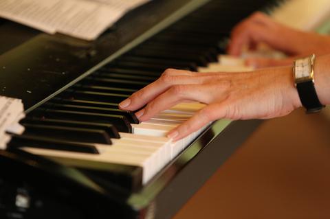 Hände auf einem Keyboard