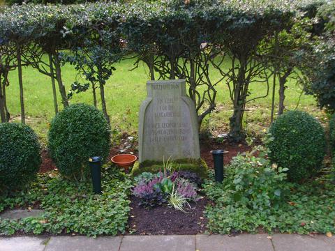 Grabstein von Fritz Husemann auf dem Hauptfriedhof Freigrafendamm.