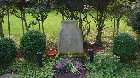 Grabstein von Fritz Husemann auf dem Hauptfriedhof Freigrafendamm.